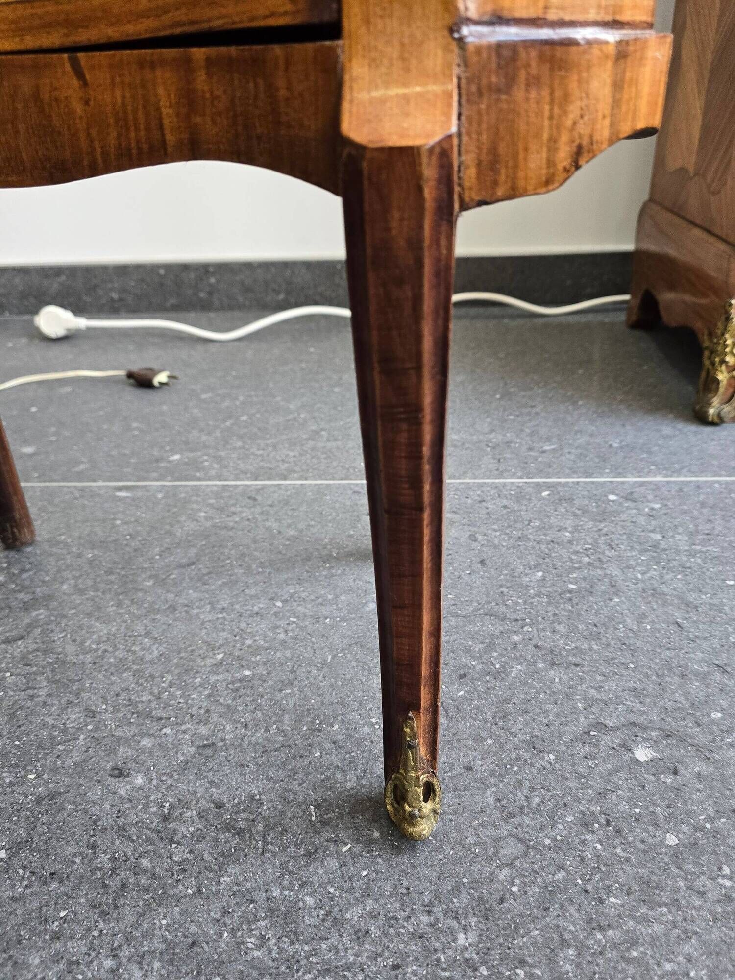 Commode galbée demi-lune en marqueterie – style Louis XV, fin XIXe siècle