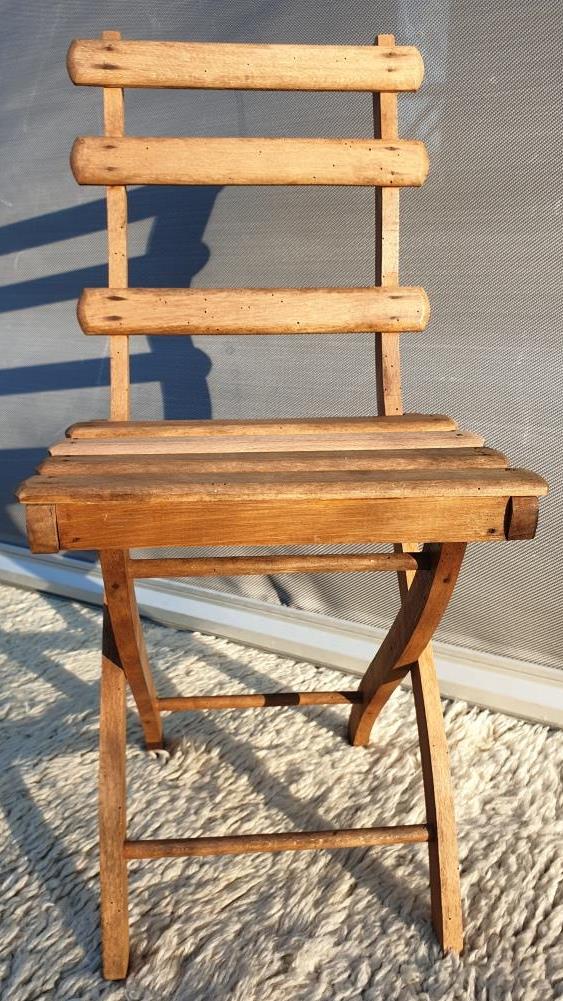 Foldable children's chair with beveled wooden slats