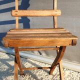 Foldable children's chair with beveled wooden slats
