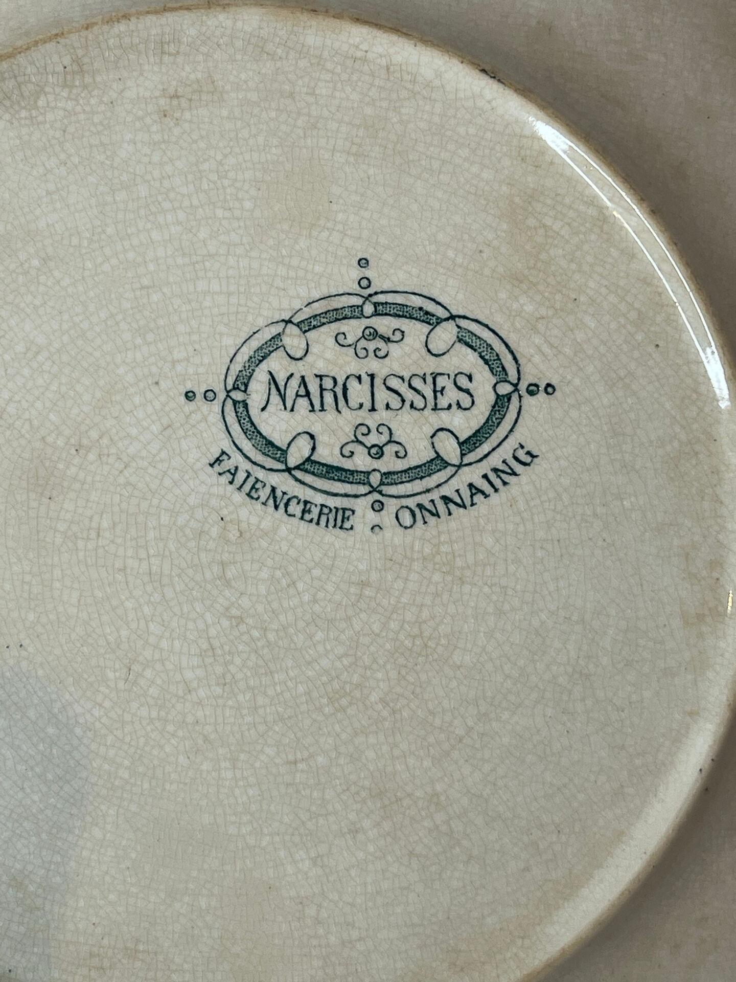 Assiette plate terre de fer Narcisses Onnaing