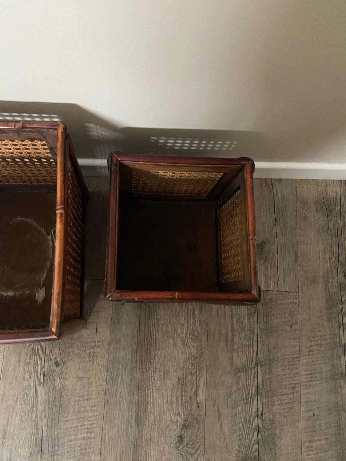 Caches-pots vintage en bois et cannage