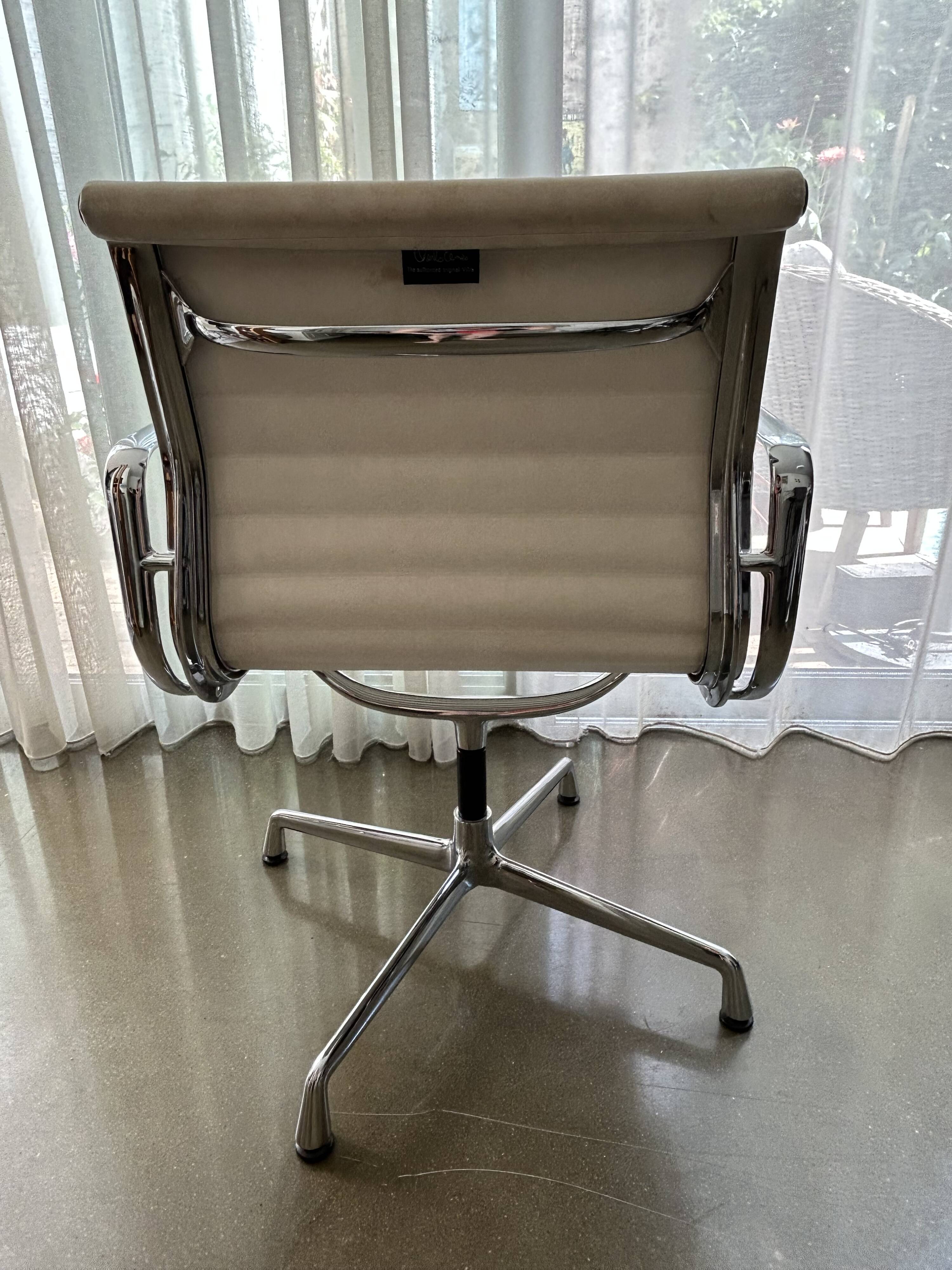 ALUMINIUM CHAIR EA 104 Pivotant