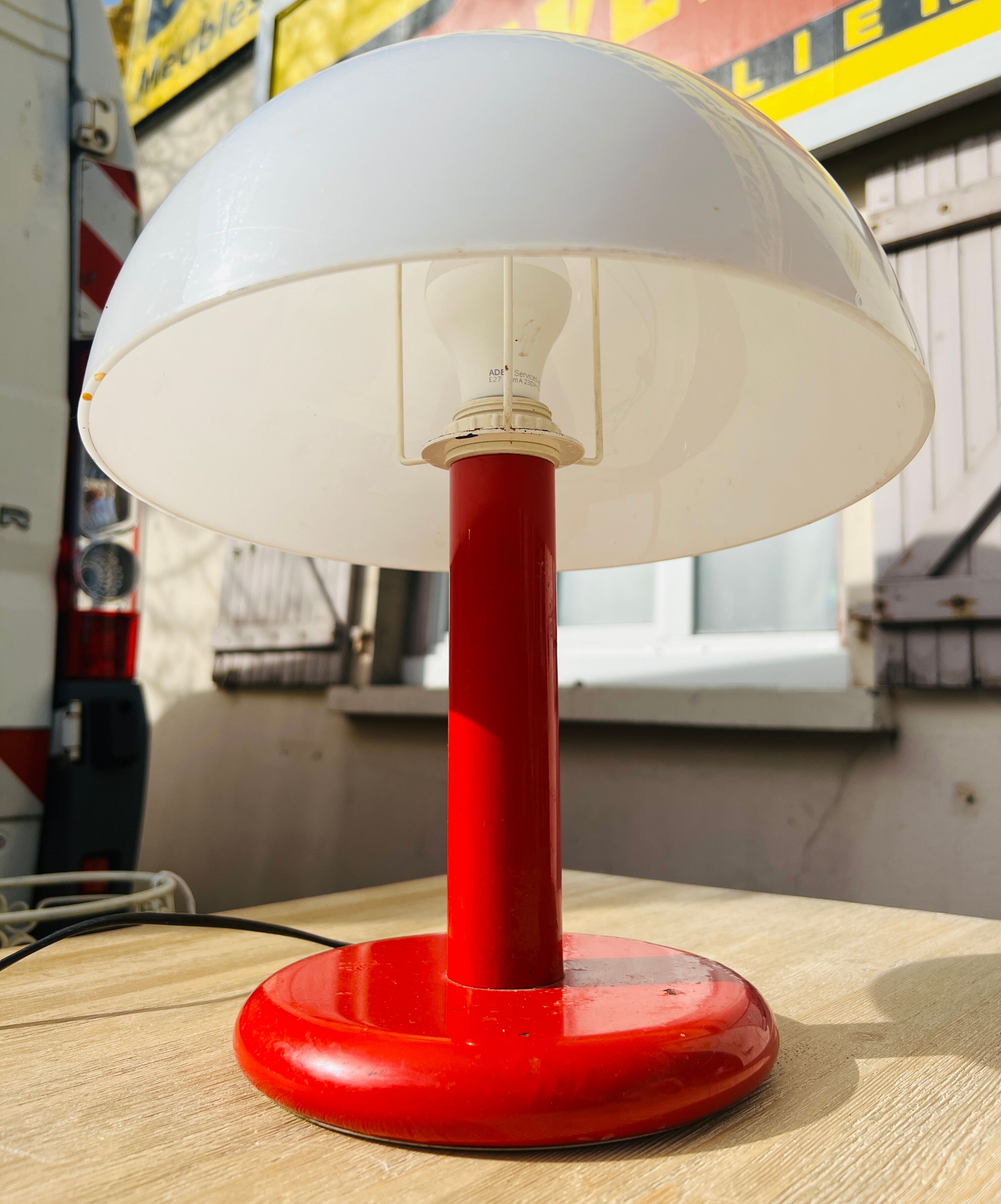 Lampe de bureau en métal laqué