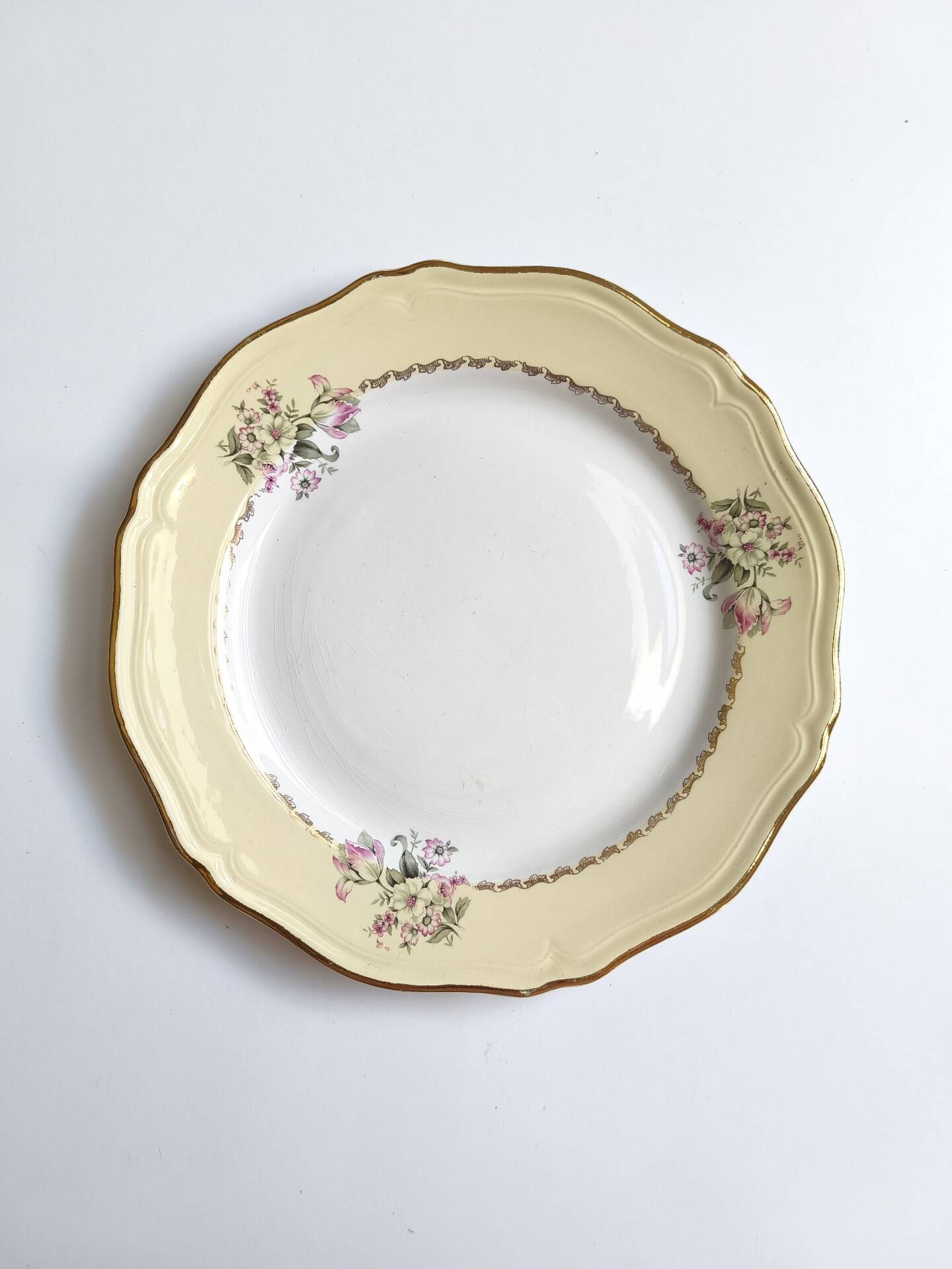 Round vintage plate L'Amandinoise model Paola cream and white flowers