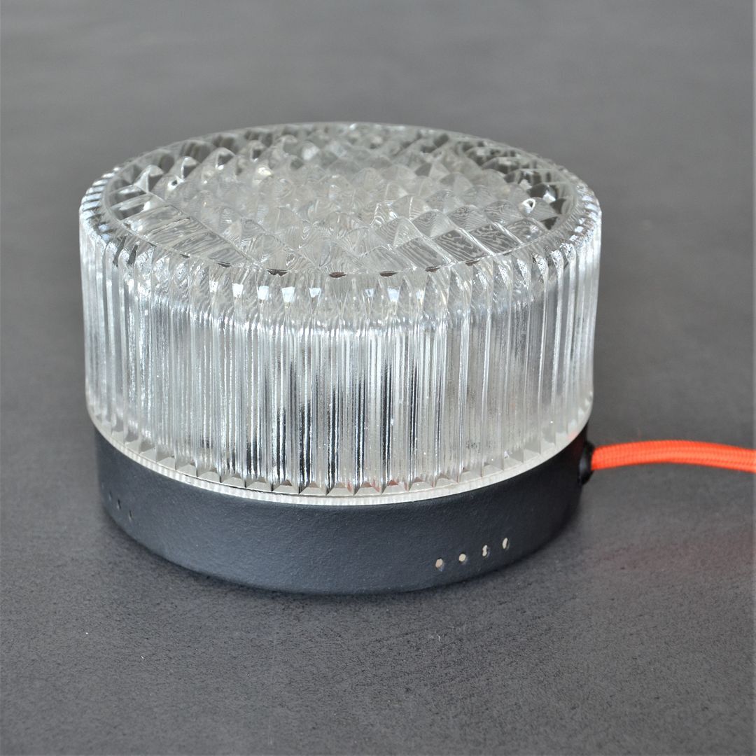 Cylindrical table lamp in chiseled glass