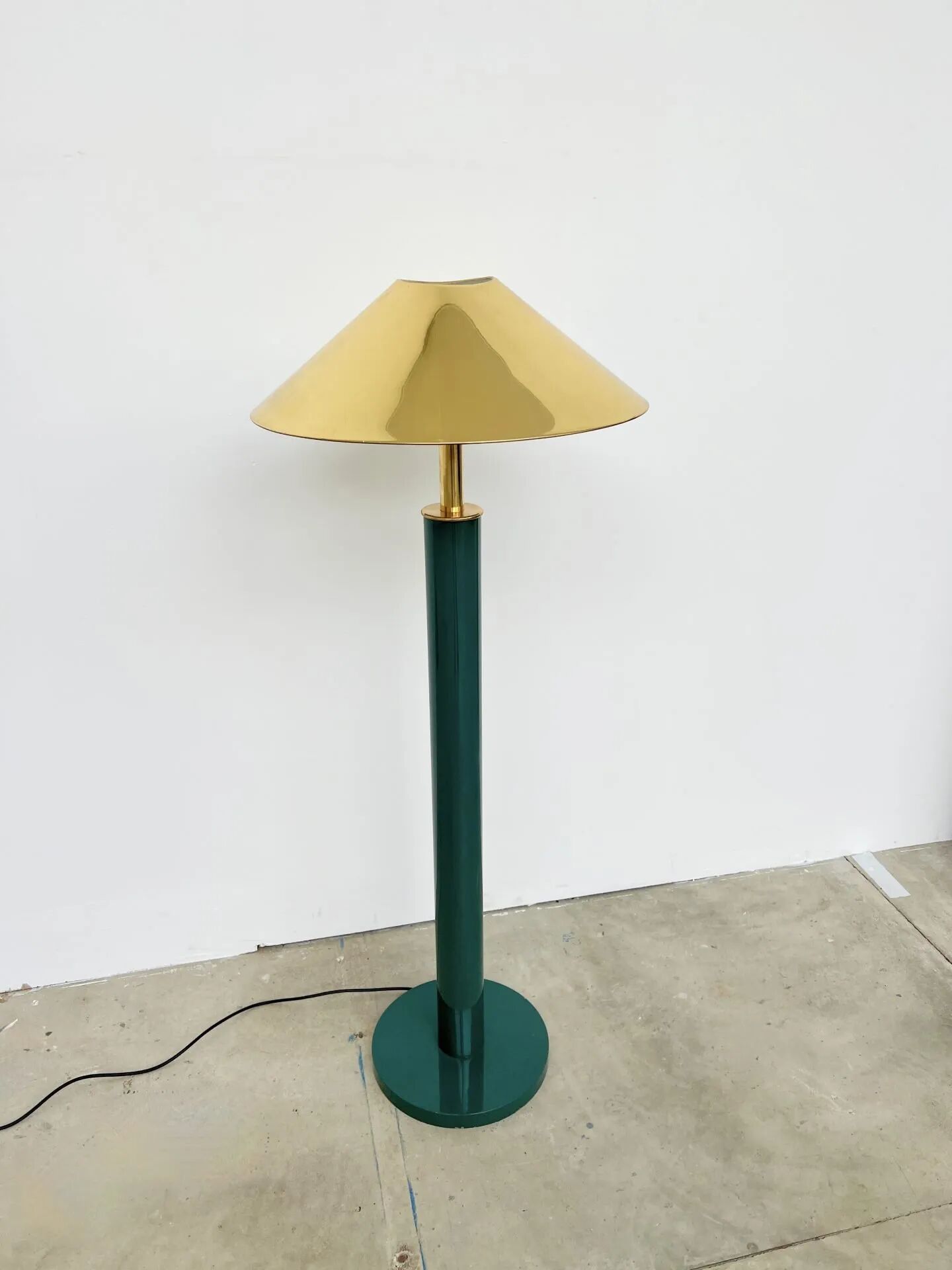 Lacquered metal floor lamp in green with a golden shade — Coolie shape — 1970s-1980s
