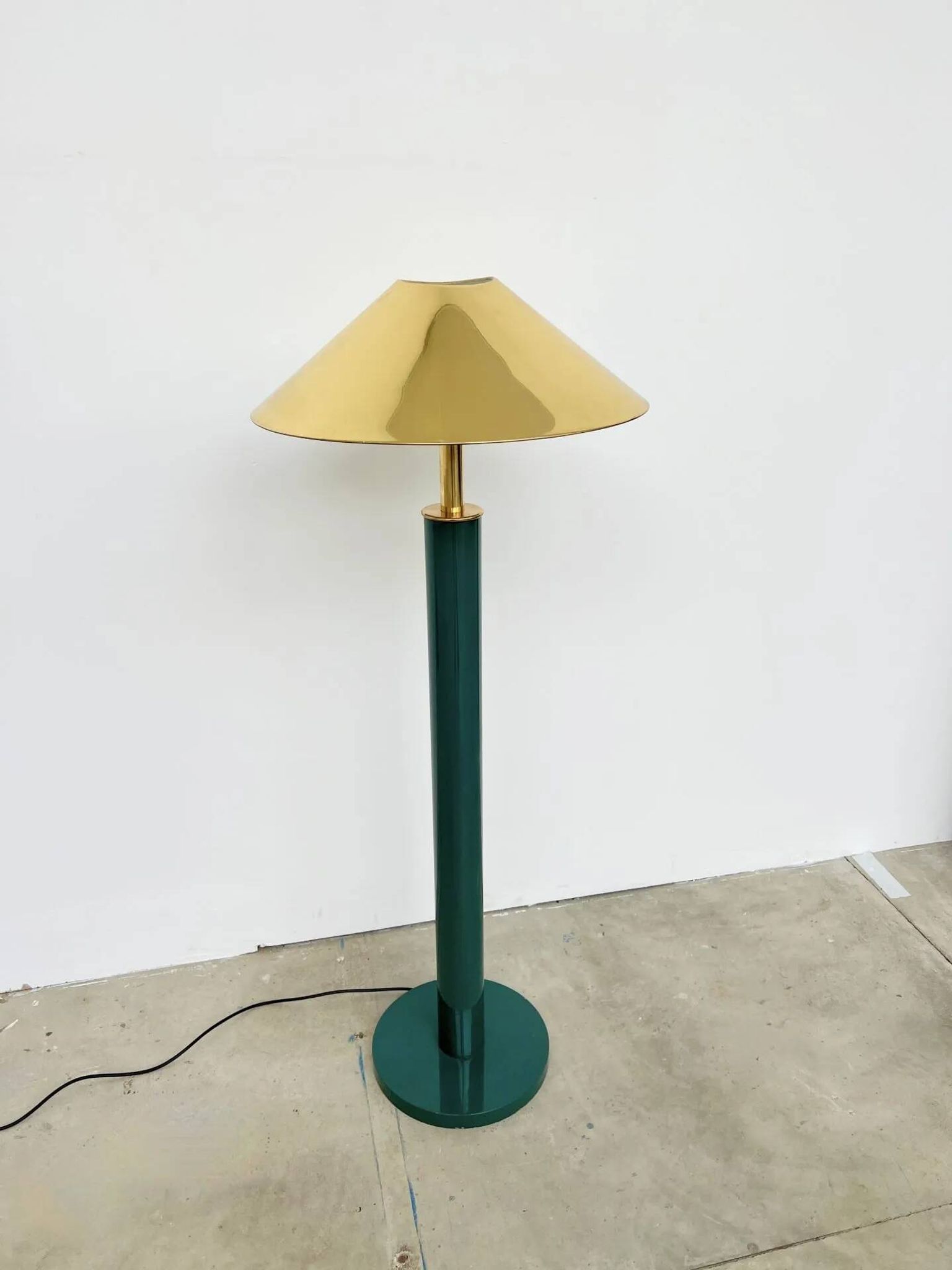 Lacquered metal floor lamp in green with a golden shade — Coolie shape — 1970s-80s