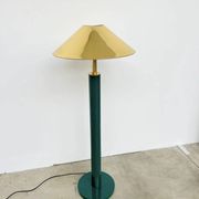 Lacquered metal floor lamp in green with a golden shade — Coolie shape — 1970s-80s