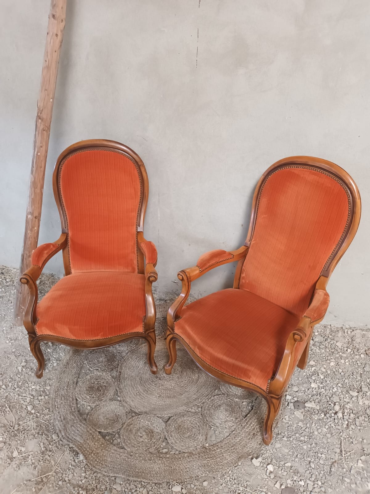 Deux fauteuils type Voltaire, en velours orange