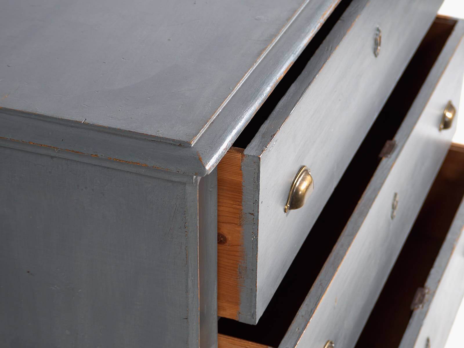 Antique grey chest of drawers (circa 1920)