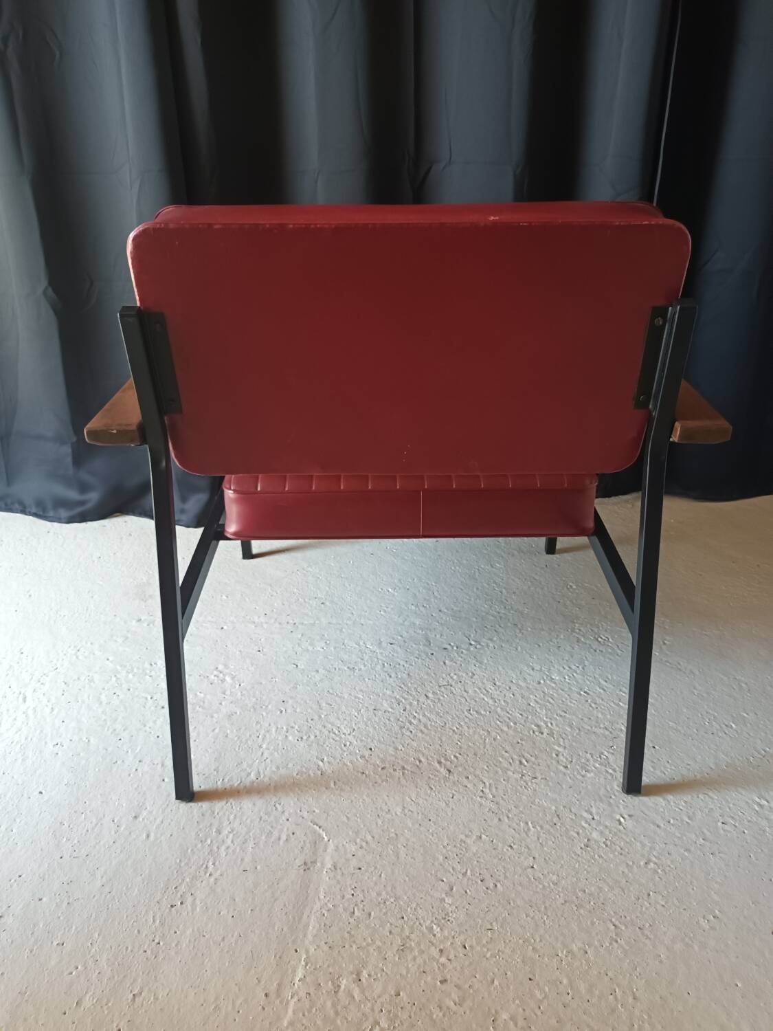 Vintage armchair in burgundy leatherette, wood and black metal