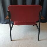 Fauteuil vintage en skaï bordeaux, bois et métal noir
