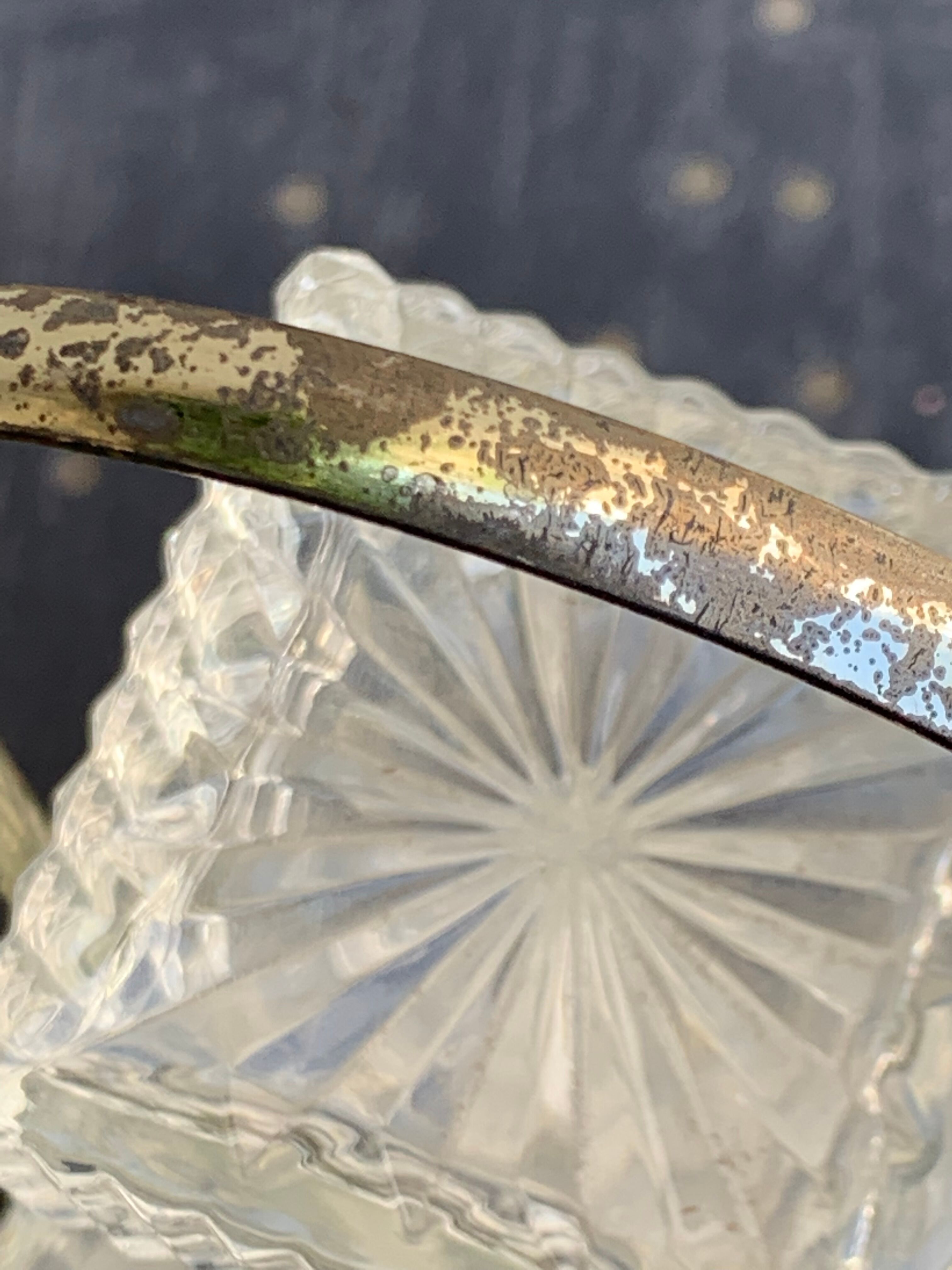 Carafe à whisky en verre et son serviteur en métal de couleur argent vintage