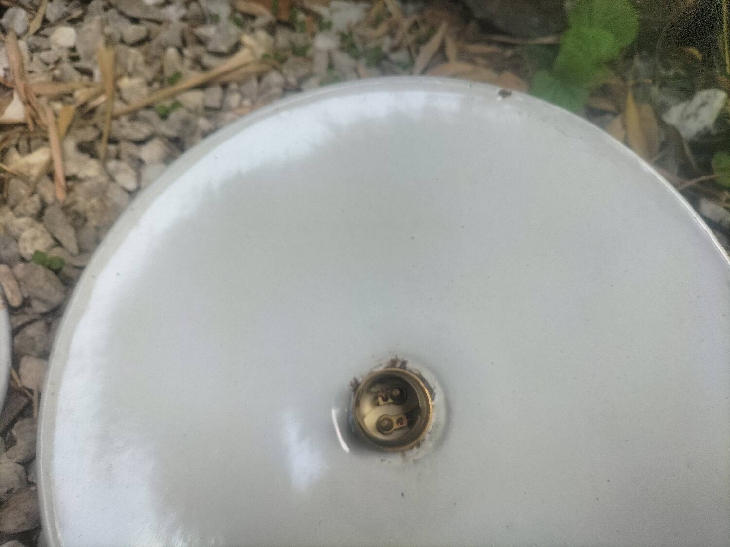 2 enamelled sheet metal suspensions