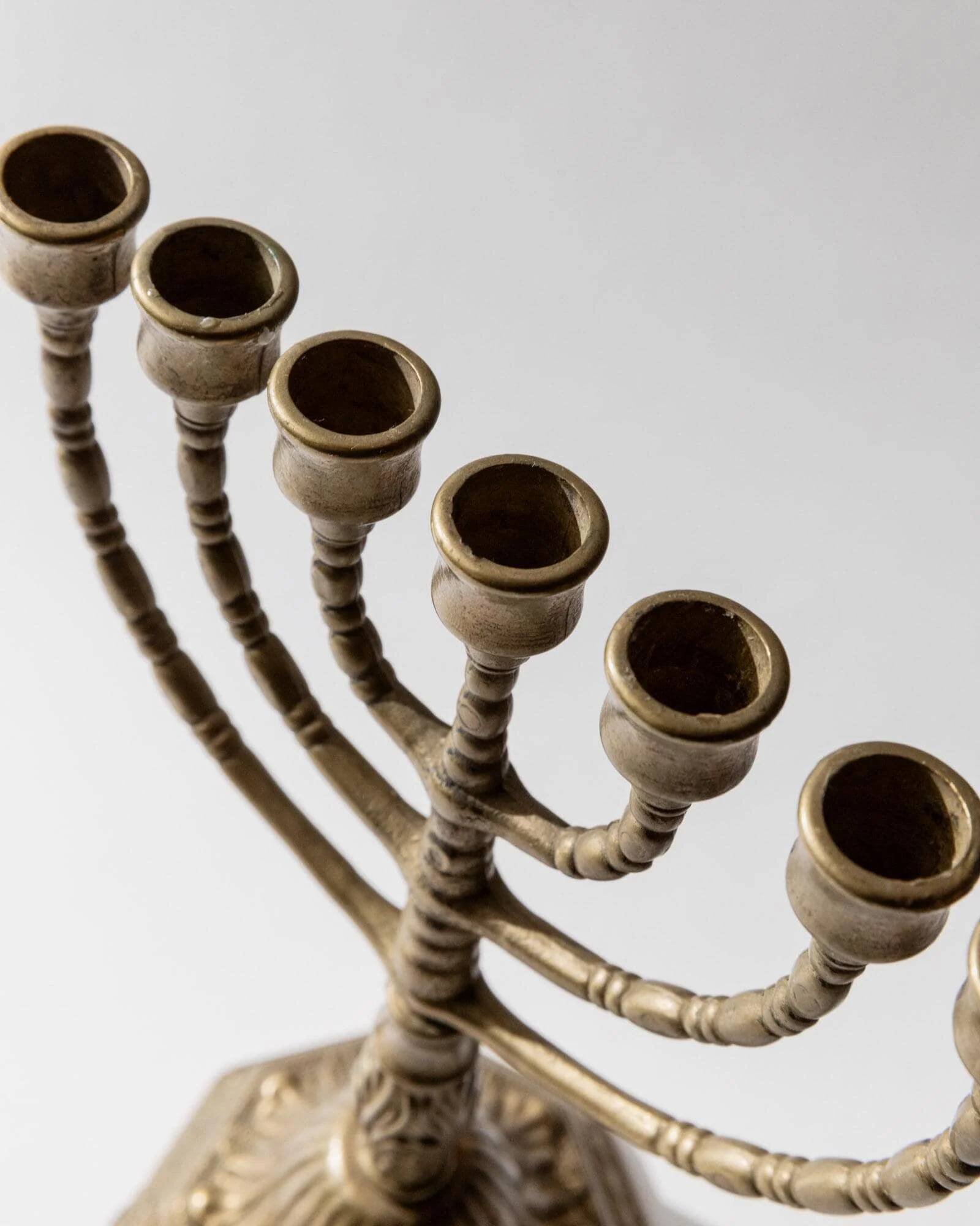 Bougeoir vintage en laiton des années 1950, ménorah à sept branches avec décor ornemental