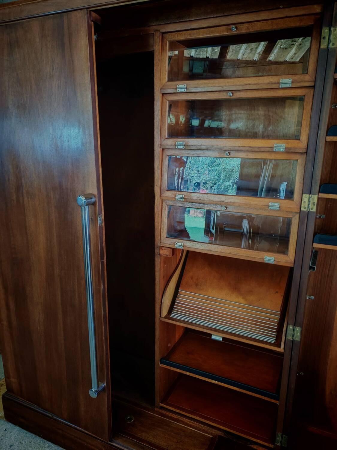 Gentleman's Wardrobe - English dressing armoire - Compacton