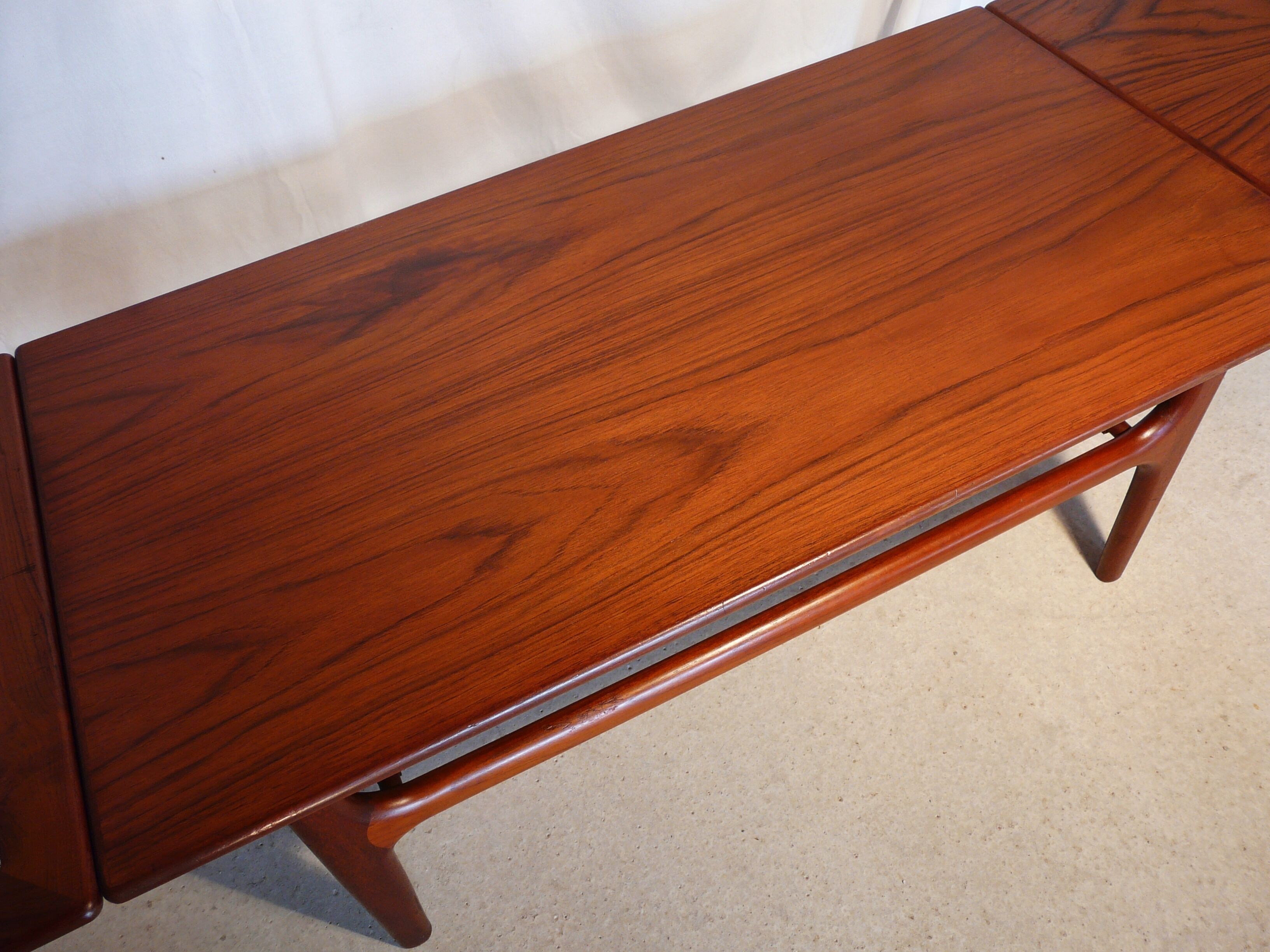 Expandable Scandinavian teak coffee table