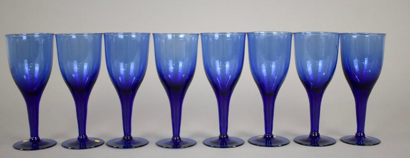 Suite of 8 cobalt bubble glass foot glasses