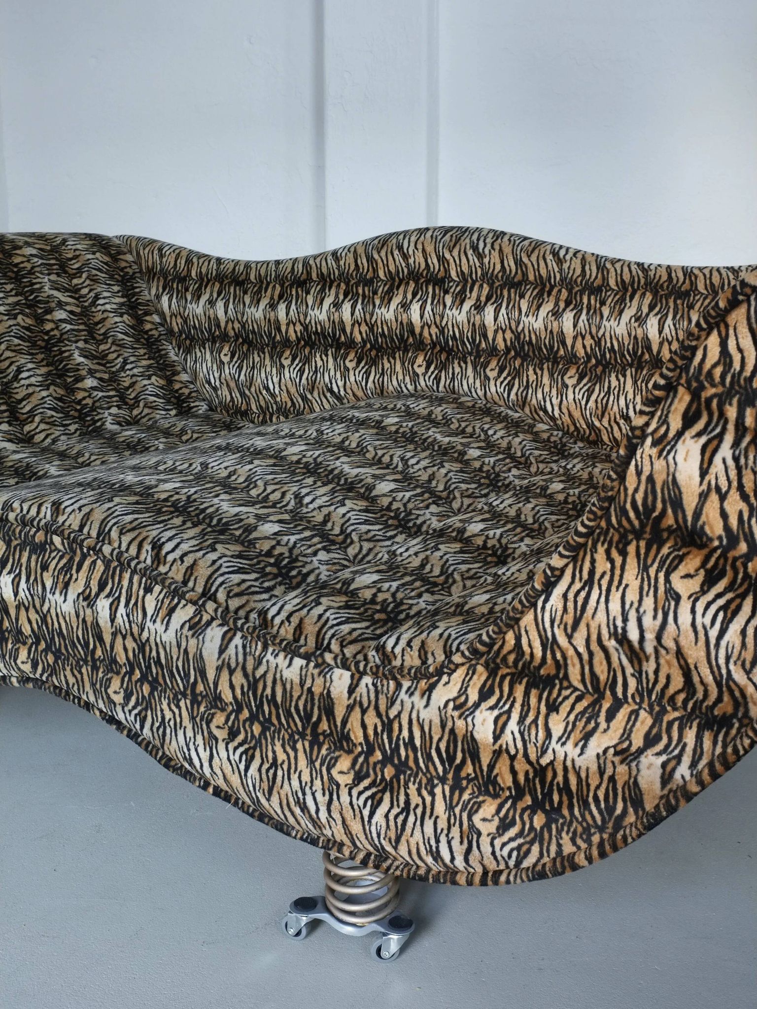 Canapé extra-large à imprimé animal postmoderne | Allemagne | Années 1990