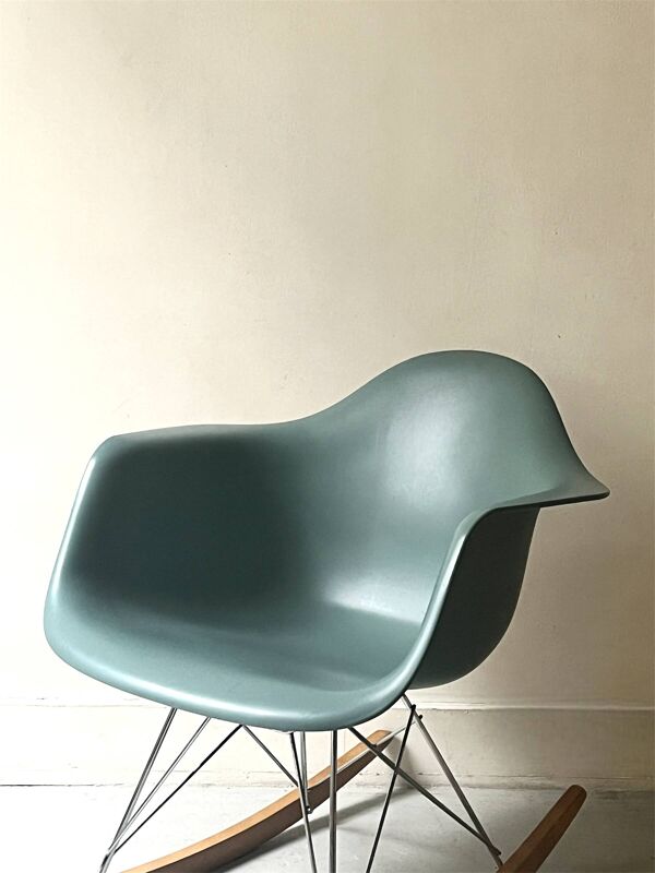 Fauteuil rocking chair design Eames Plastic Armchair RE RAR, edition vitra