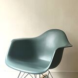 Eames Plastic Armchair RE RAR rocking chair design, Vitra edition.