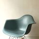 Fauteuil rocking chair design Eames Plastic Armchair RE RAR, edition vitra