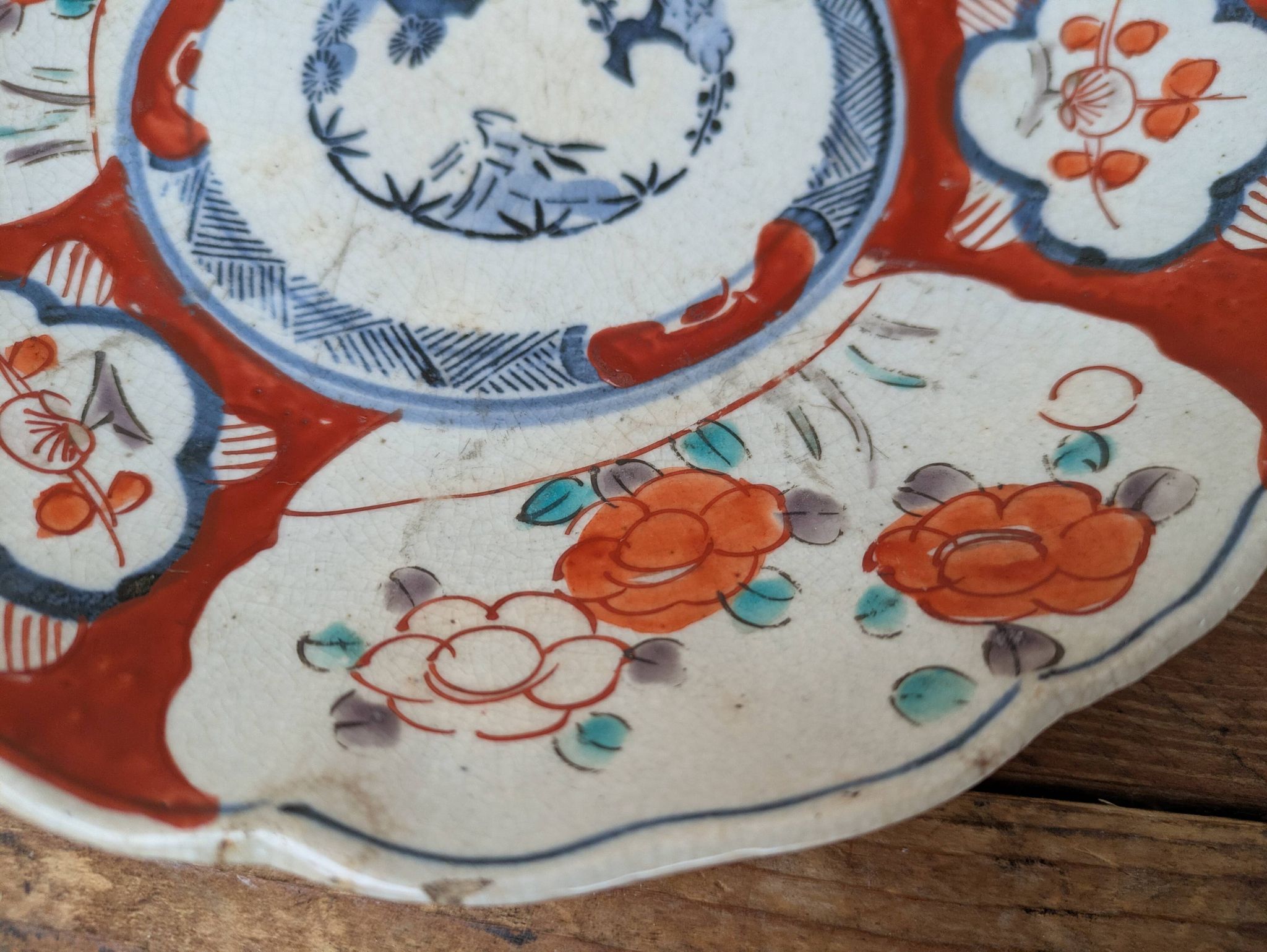 Ancienne assiette creuse Imari à décor de fleurs rouge et bleu 21.5cm