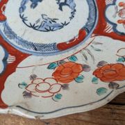 Ancienne assiette creuse Imari à décor de fleurs rouge et bleu 21.5cm