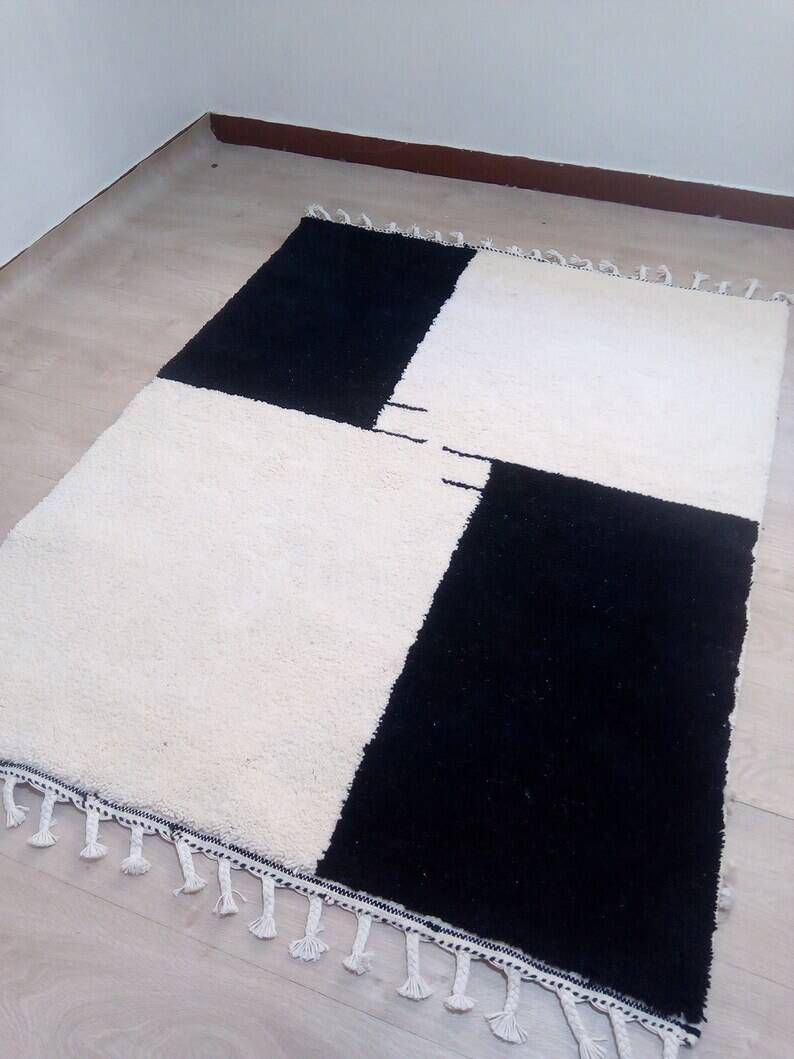 Beni Ouraine Berber rug, white and black, size 150 x 250 cm