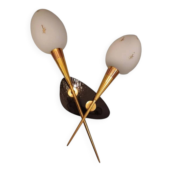 Belle est imposante applique proposé par la maison de luminaire arlus année