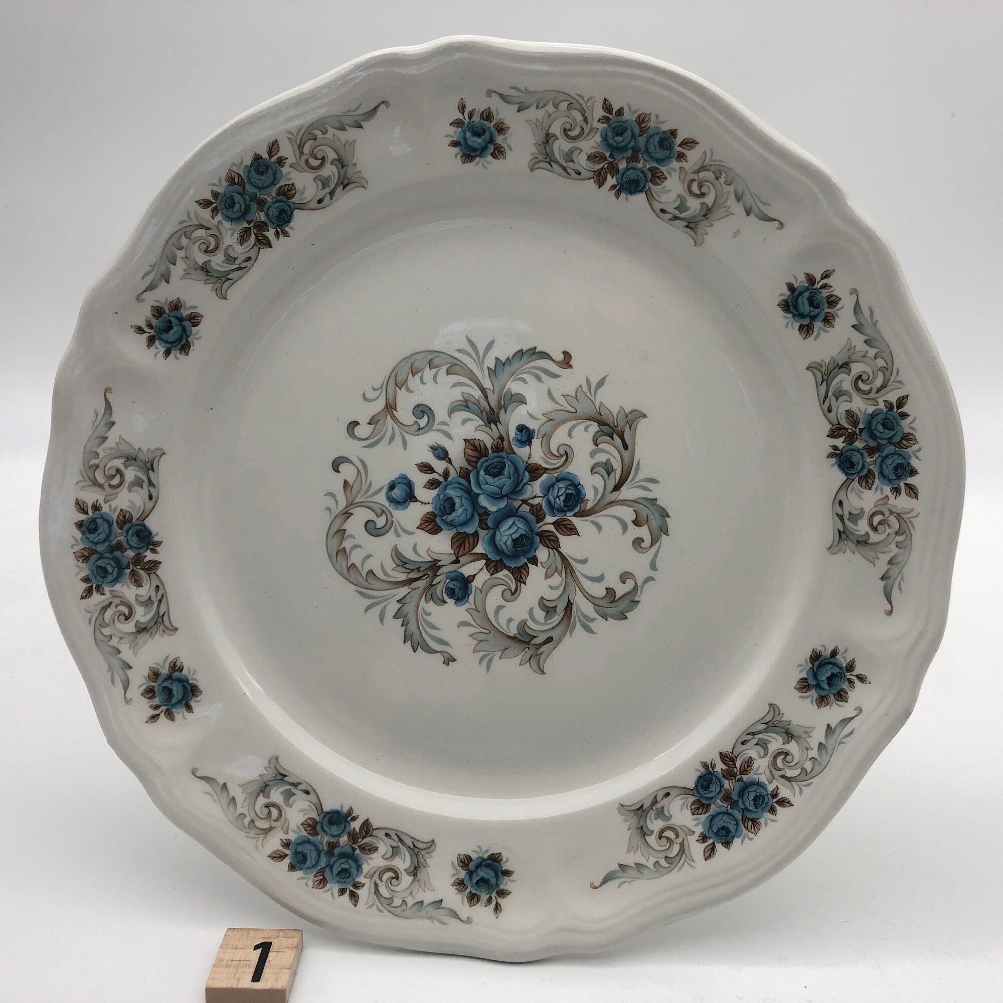 4 Orchies Moulin des Loups dessert plates, Sevigné model