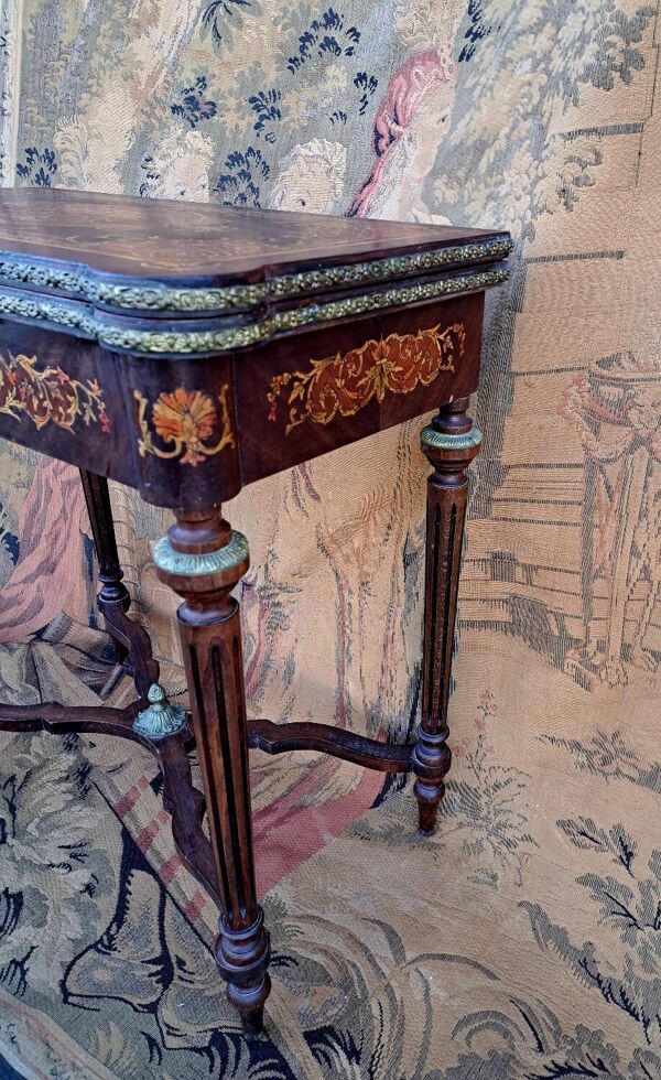Table à jeux en marqueterie.