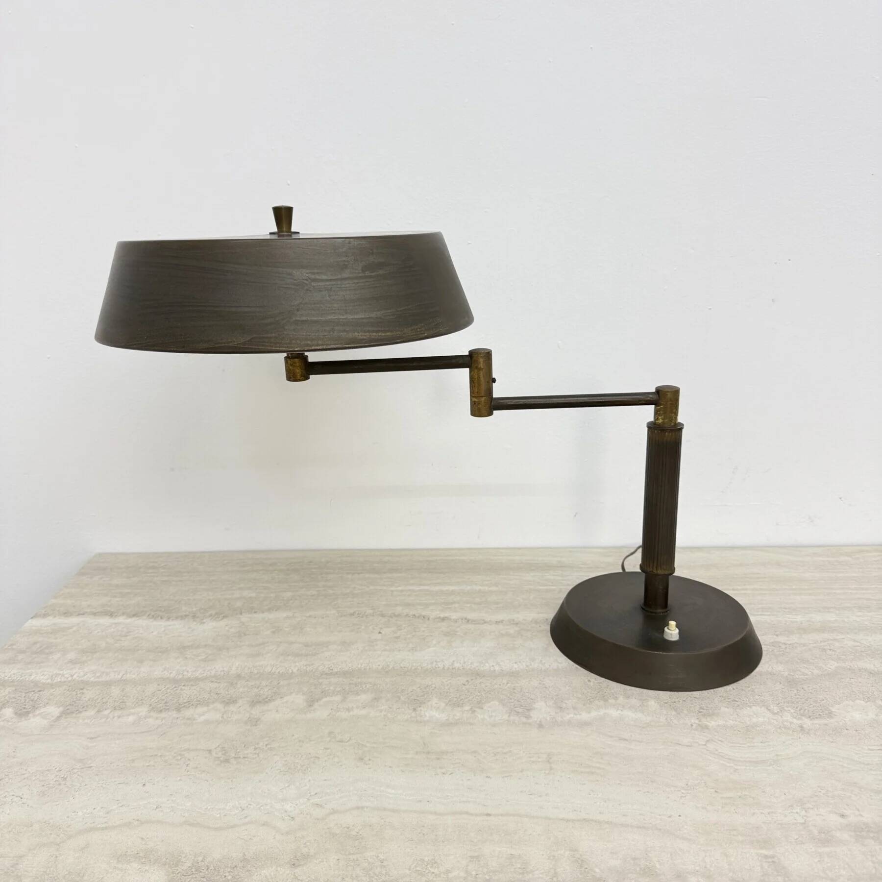 Mid-century Italian brass table desk lamp with pantograph arm, 1940s