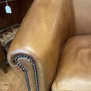 Paire de fauteuils club en cuir couleur camel
