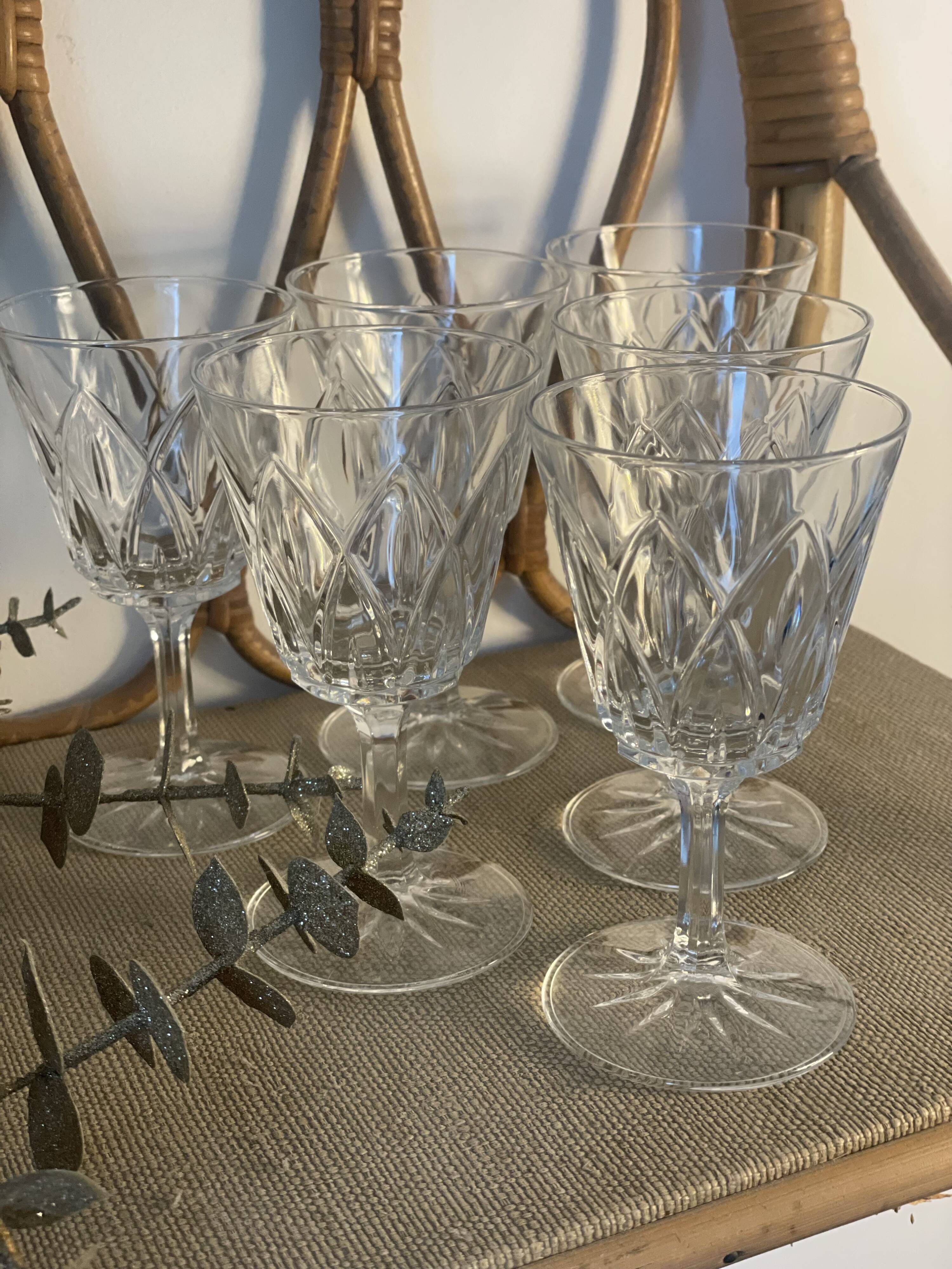 6 stemmed wine glasses in clear glass