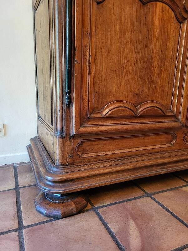 Armoire louis xiv en noyer massif du xviii ème siecle