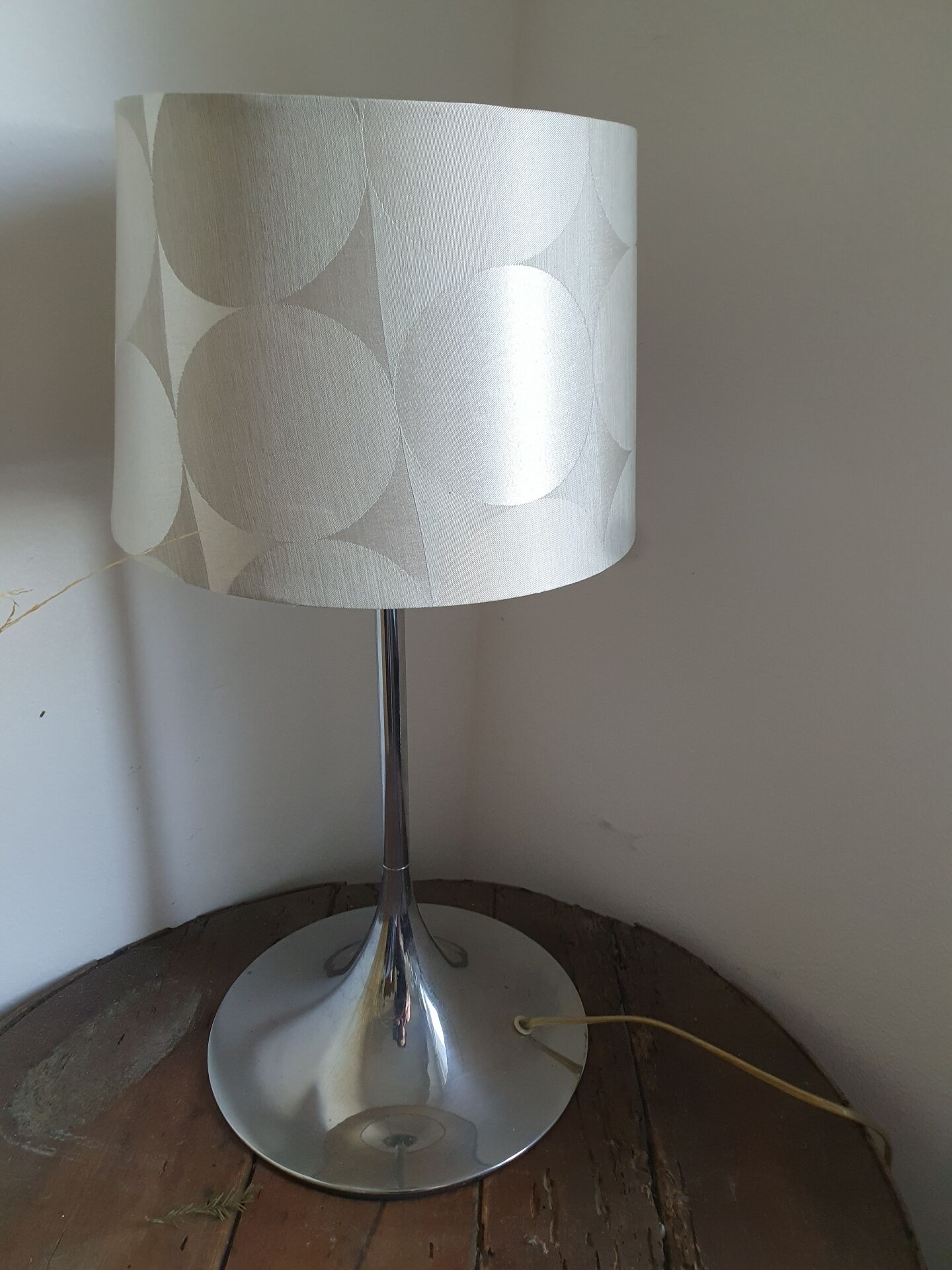 Belle lampe vintage couleur aluminium