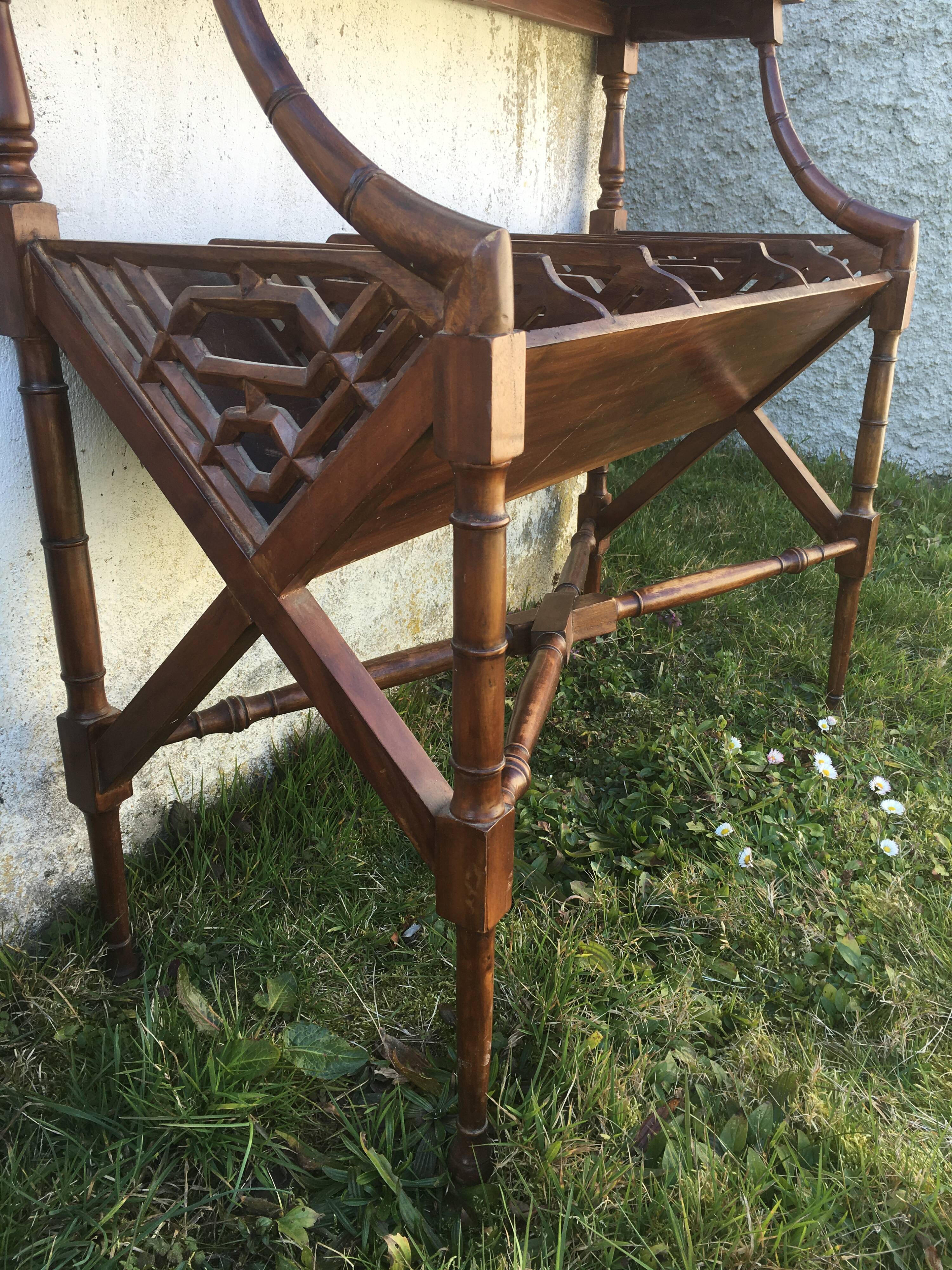 Door magazines / hotel books in mahogany