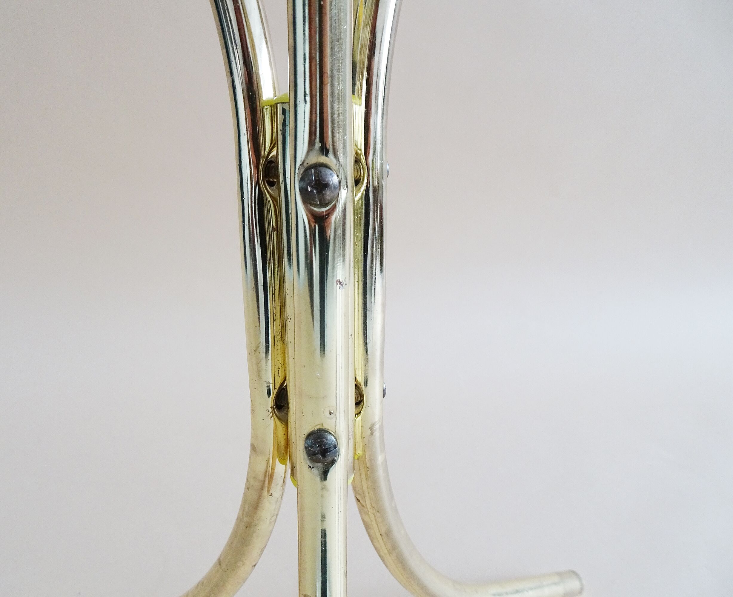 Table d'appoint en verre et métal doré