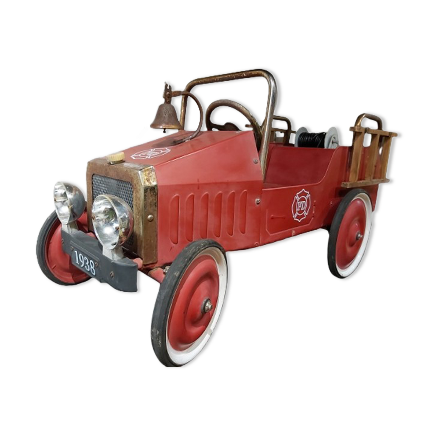 Ancienne voiture de pompier à pédales, en tôle.