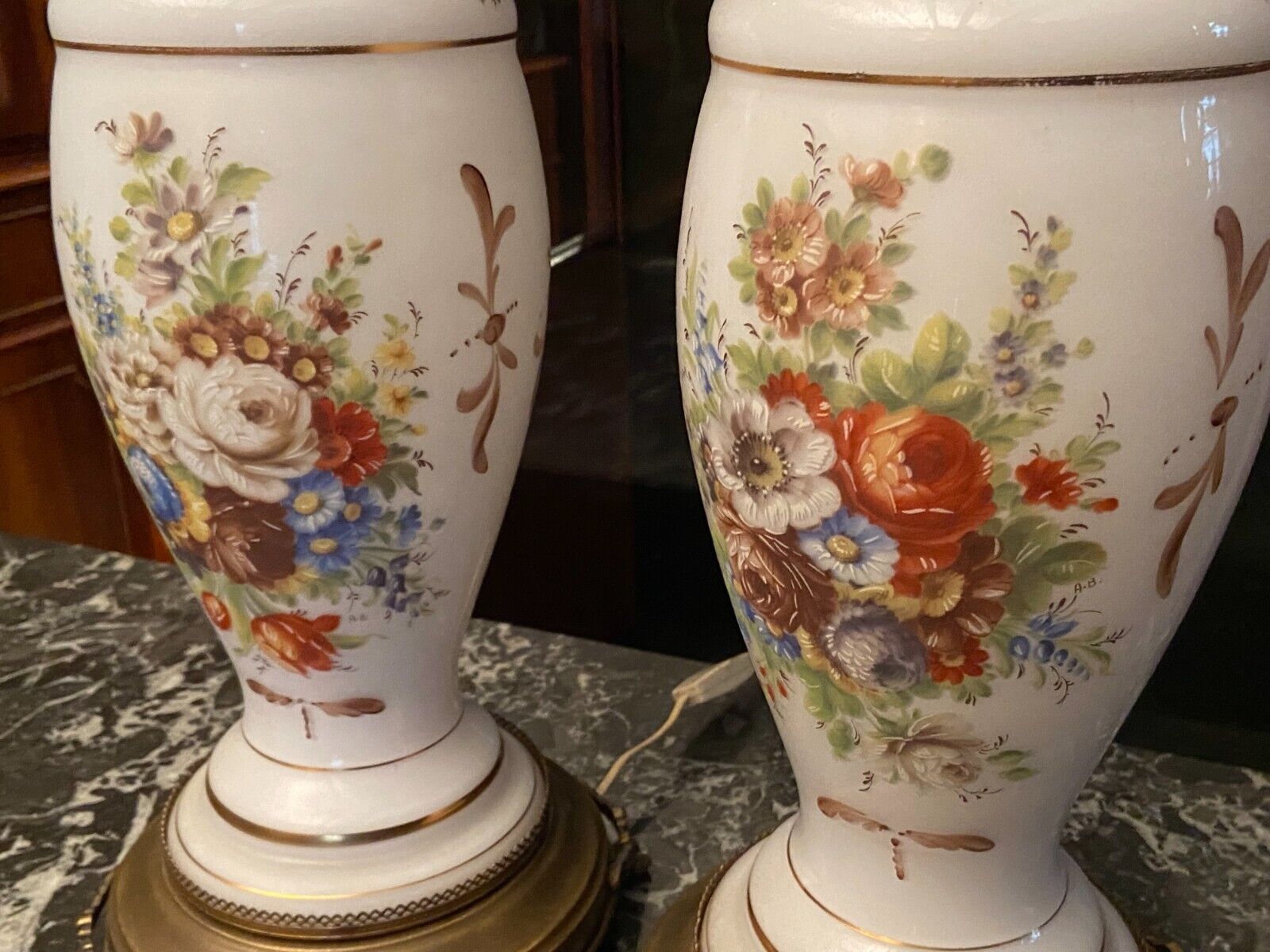 Paire de lampes en opaline blanche à décor floral