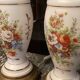 Paire de lampes en opaline blanche à décor floral