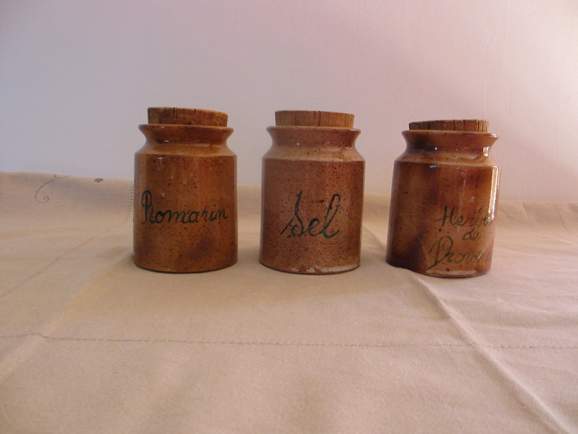 3 Spice pots with crouted cork.