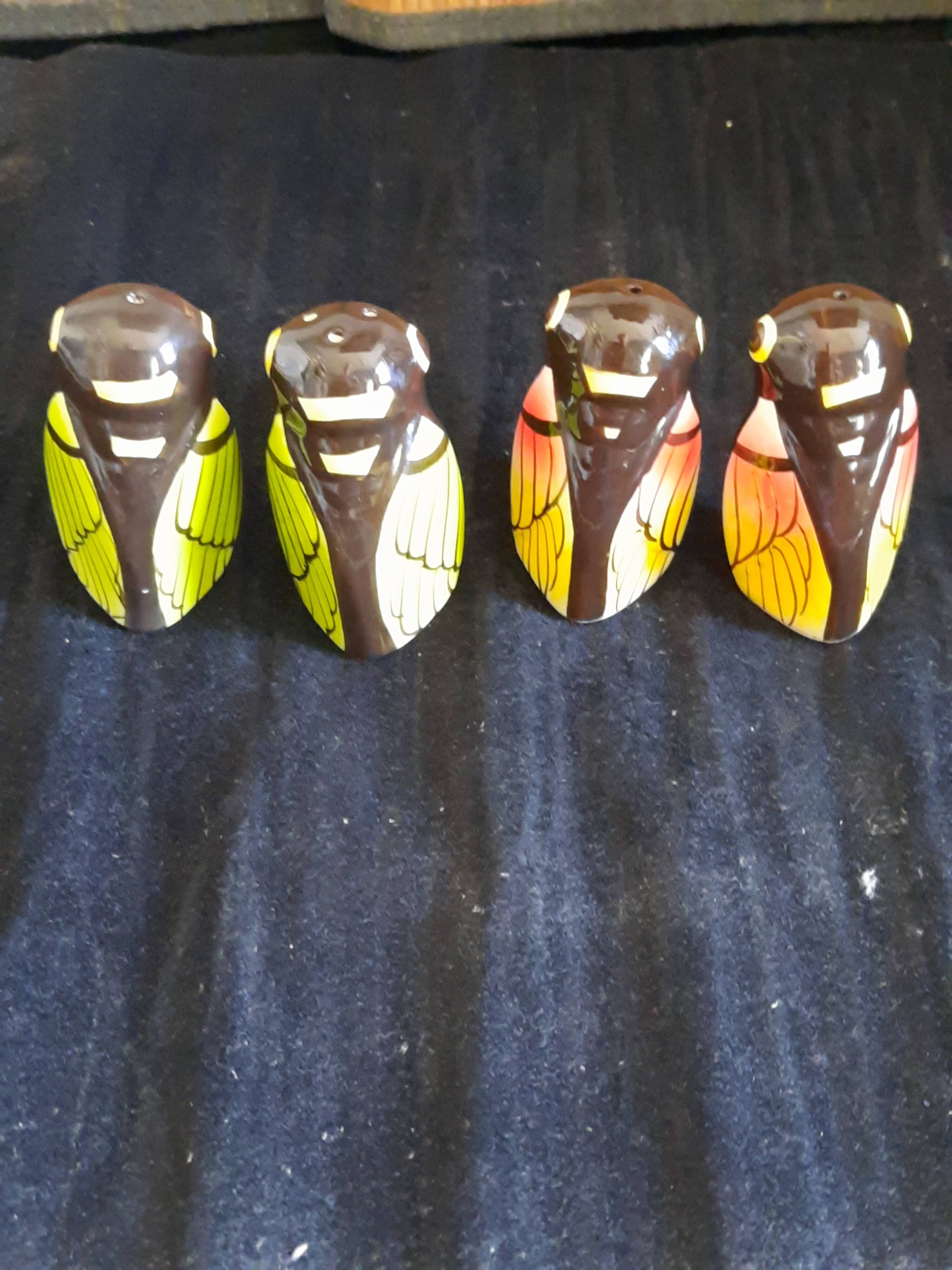 Lot 4 Salt and Pepper Shakers Cigales Ceramic - Provençal Style
