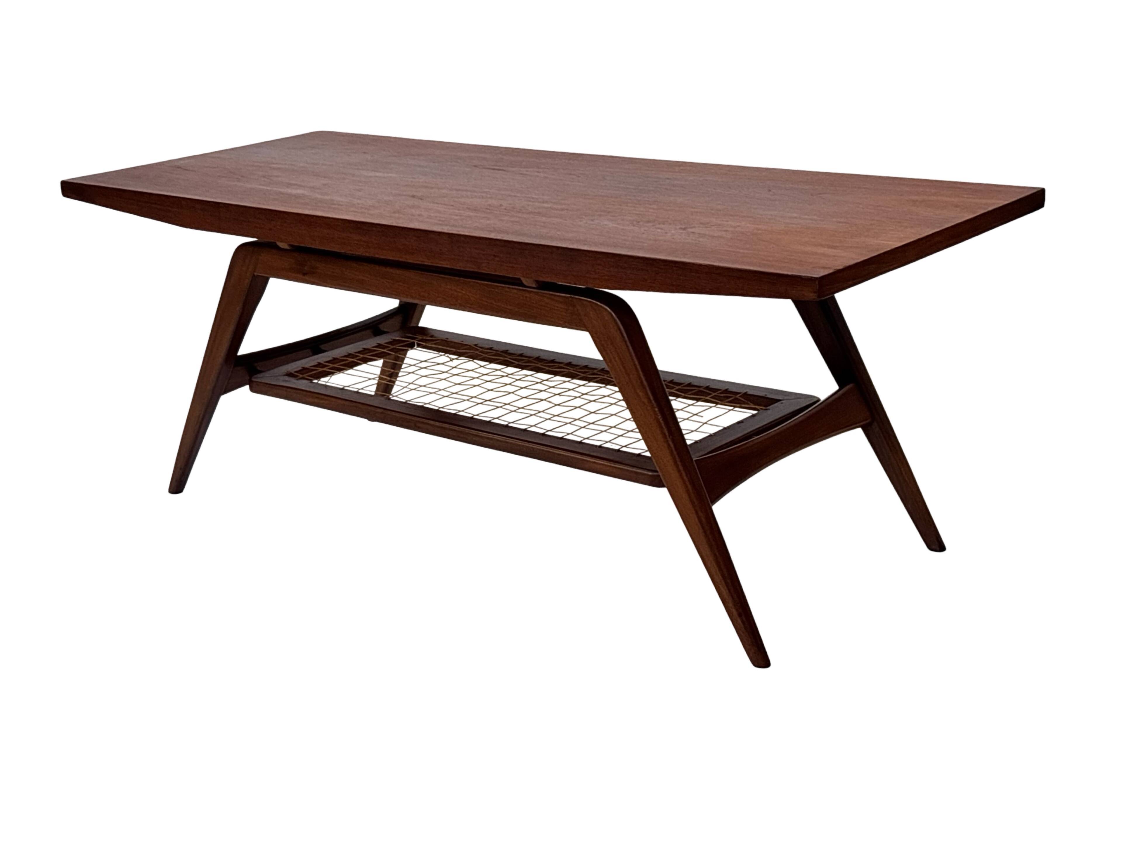 Table basse en teck dans le style de Louis van Teeffelen, années 1960