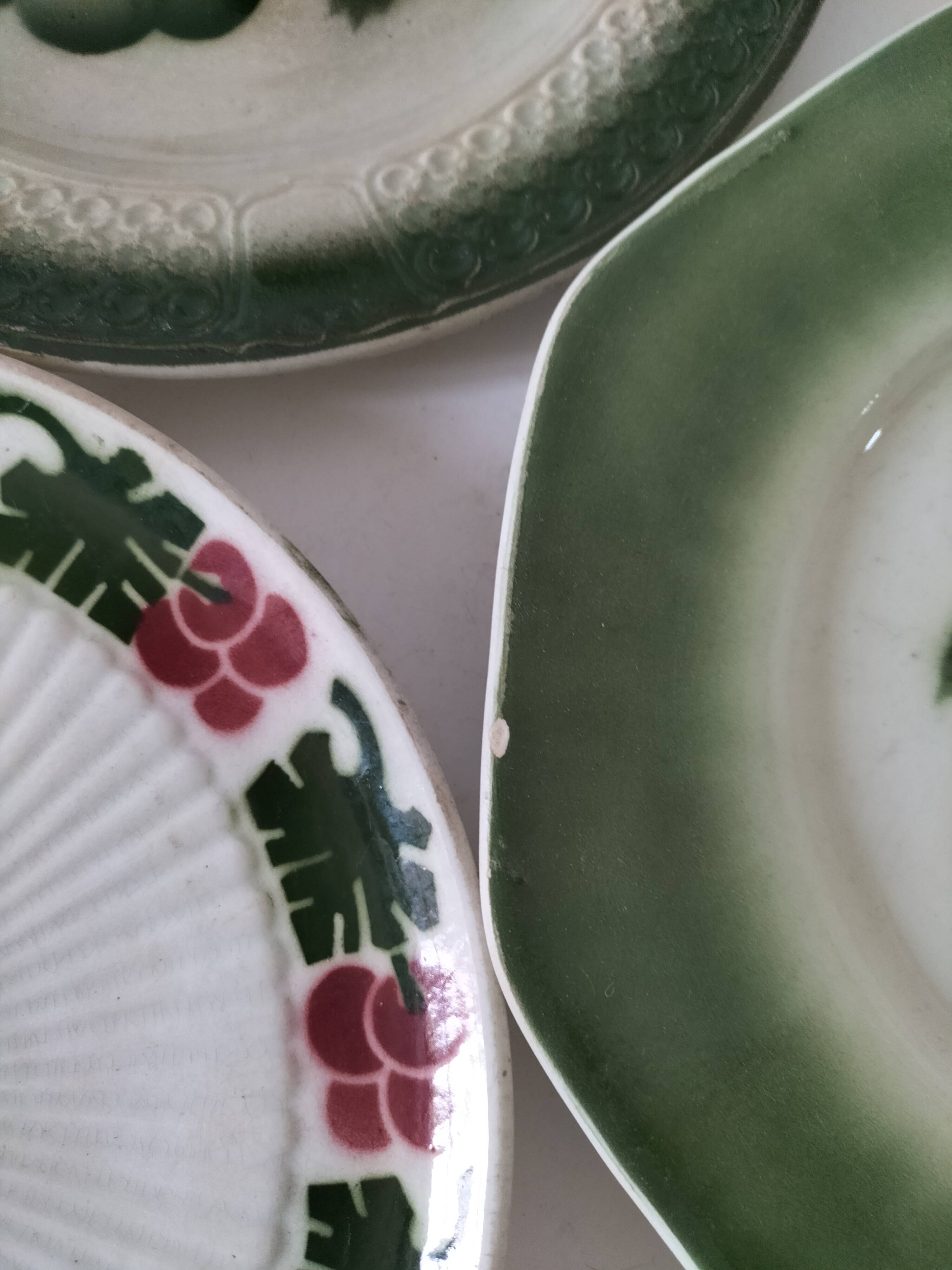 Set of 4 vintage summer fruit dessert plates.