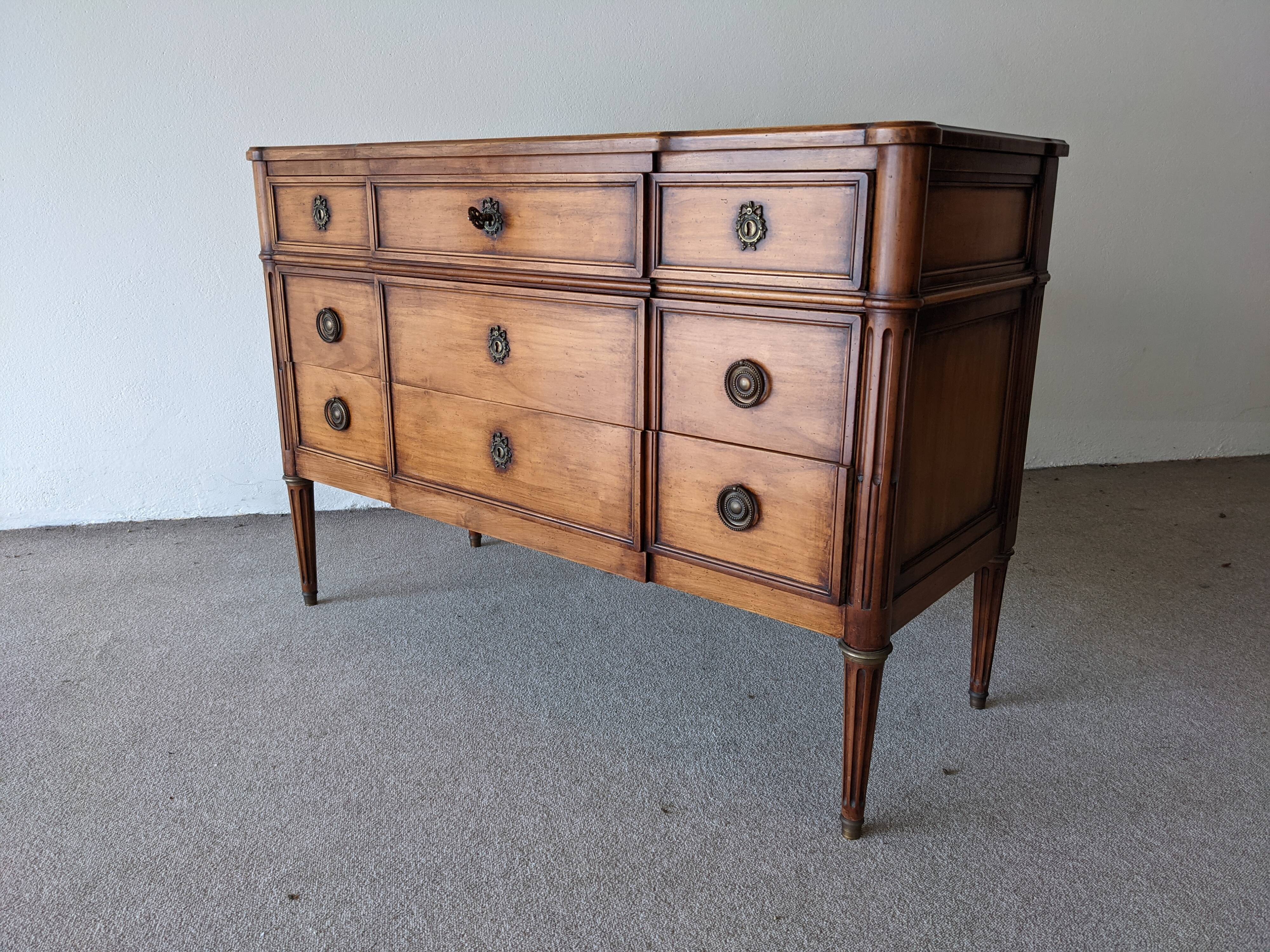 Commode de style Louis XVI