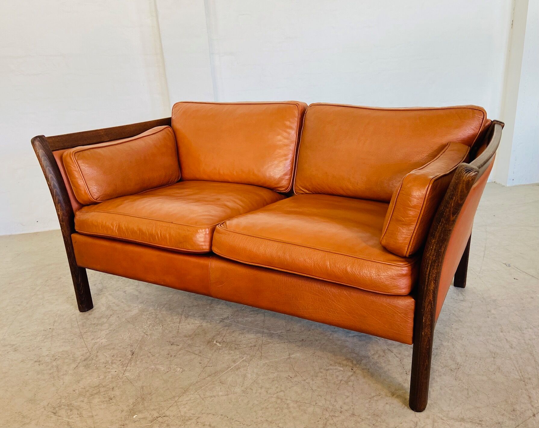 Canapé vintage danois des années 60 en cuir cognac pour 2 personnes.