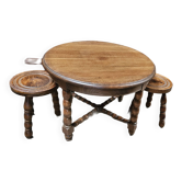 Table basse ronde et 2 tabourets tripodes