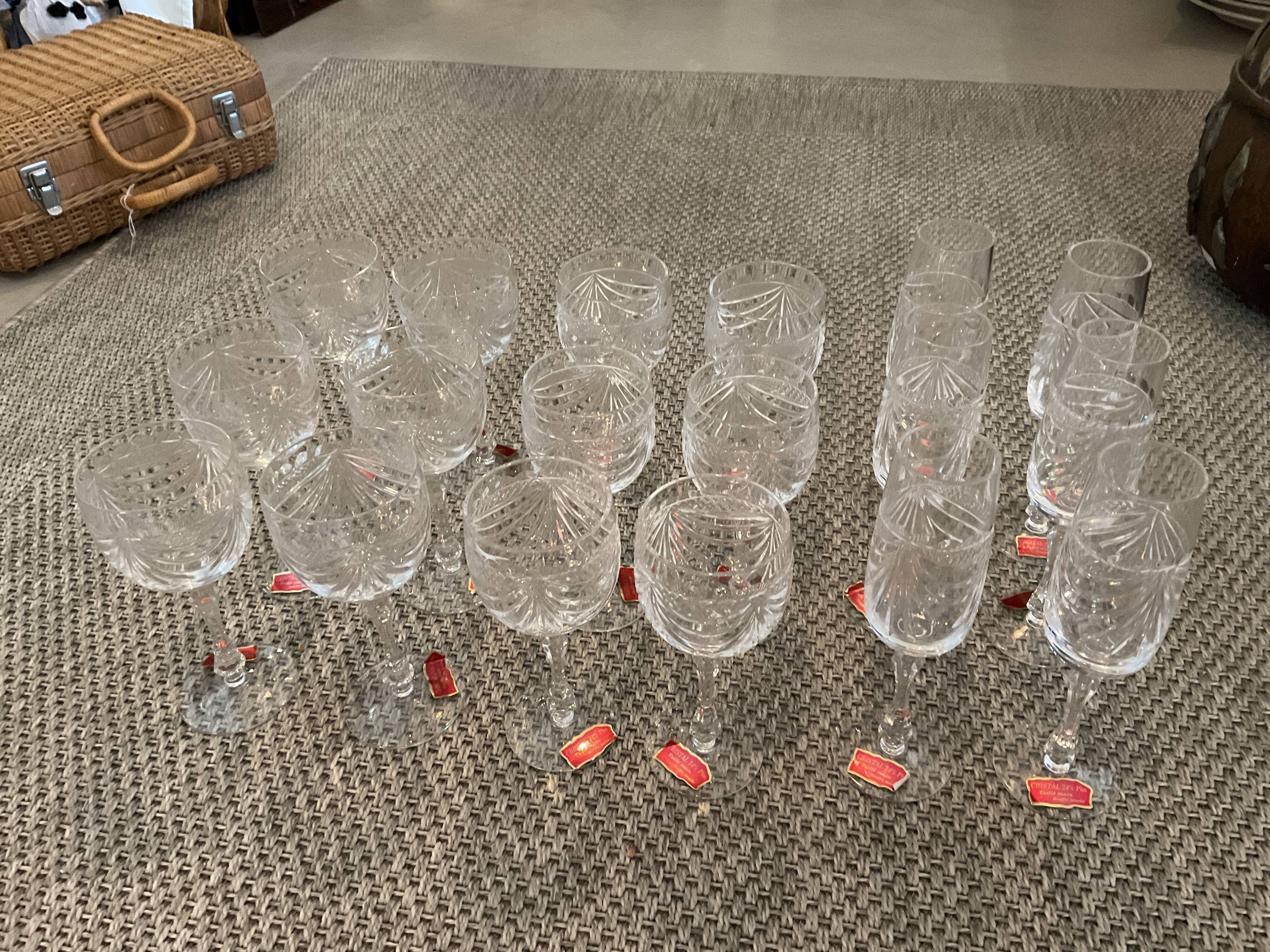 18 verres .6 vin .6 eau .6 flûtes.cristal de Lorraine.